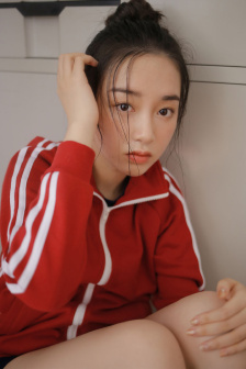 日本多名小学男生偷拍数名女同学换衣服